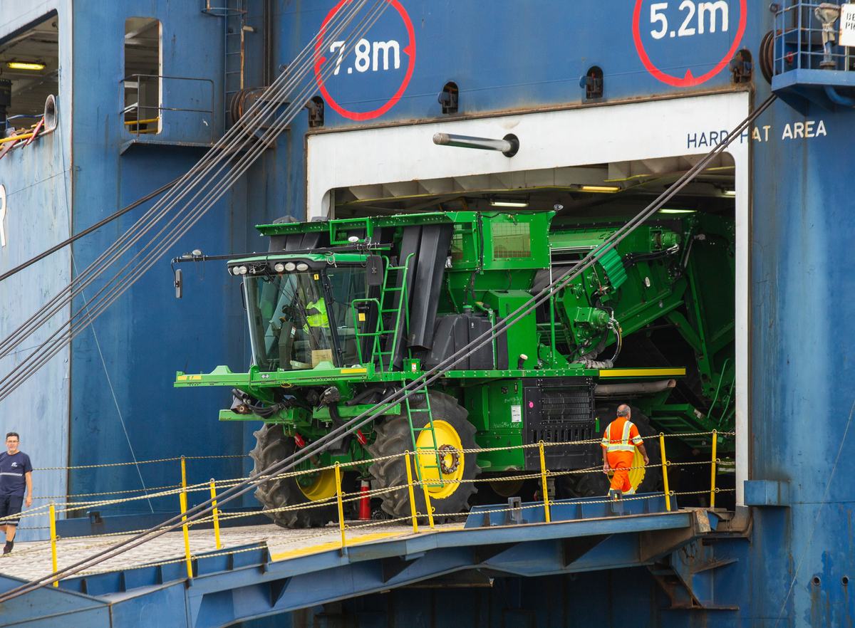 Colhedora John Deere sendo embarcada em navio