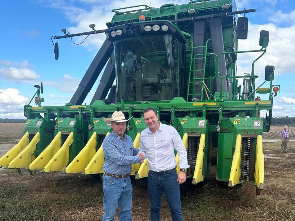 Entrega de colhedora ao produtor na fazenda
