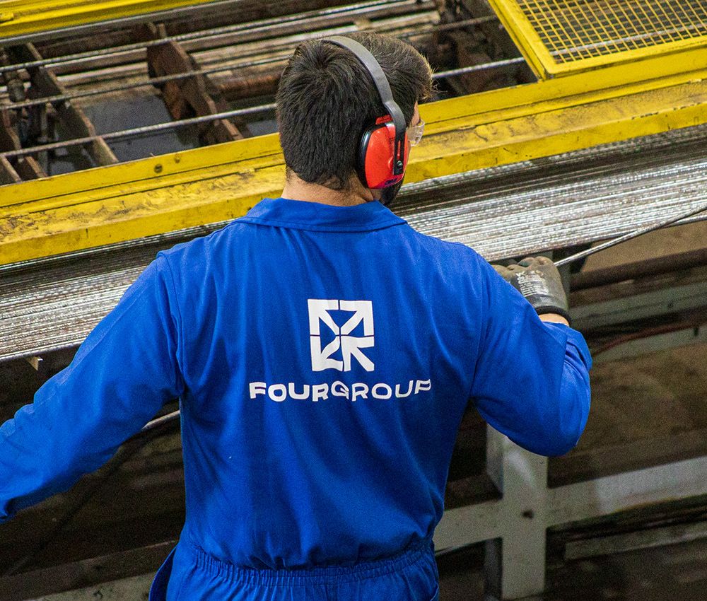 Técnico da Four Group inspecionando máquina na origem